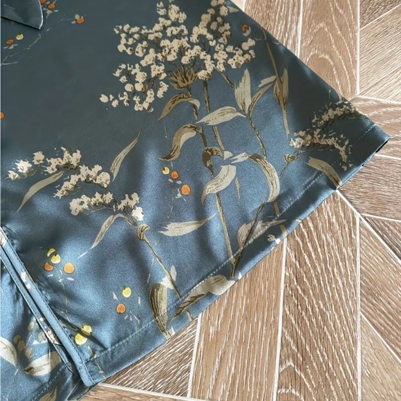 Beautiful satin robe - Picture 7 of 10